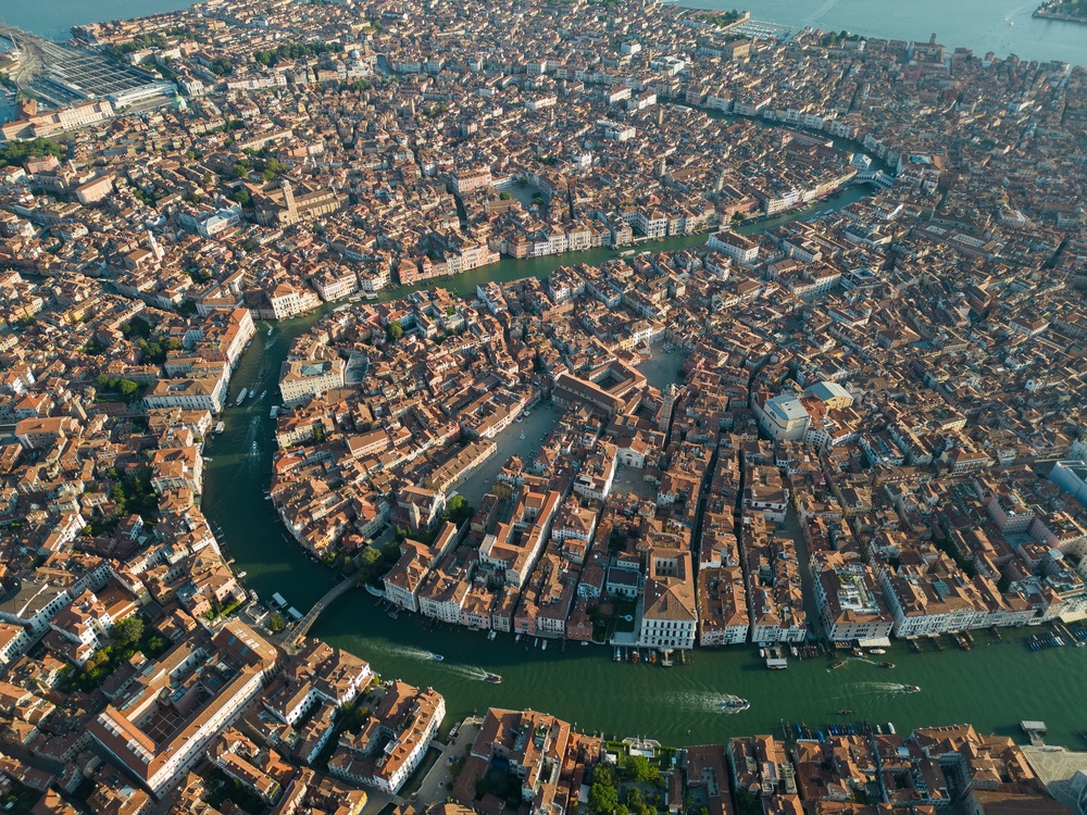 Venecia y su laguna vistas desde el aire con el Gran Canal serpenteando por la ciudad