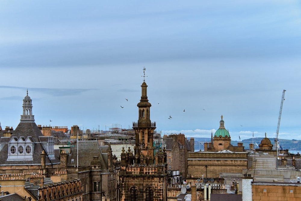 Edificios históricos de piedra arenisca y tejados en el centro de Glasgow