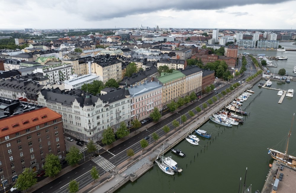 Vista aérea de Helsinki con Kruununhaka, el puerto y las cúpulas de las iglesias en el centro
