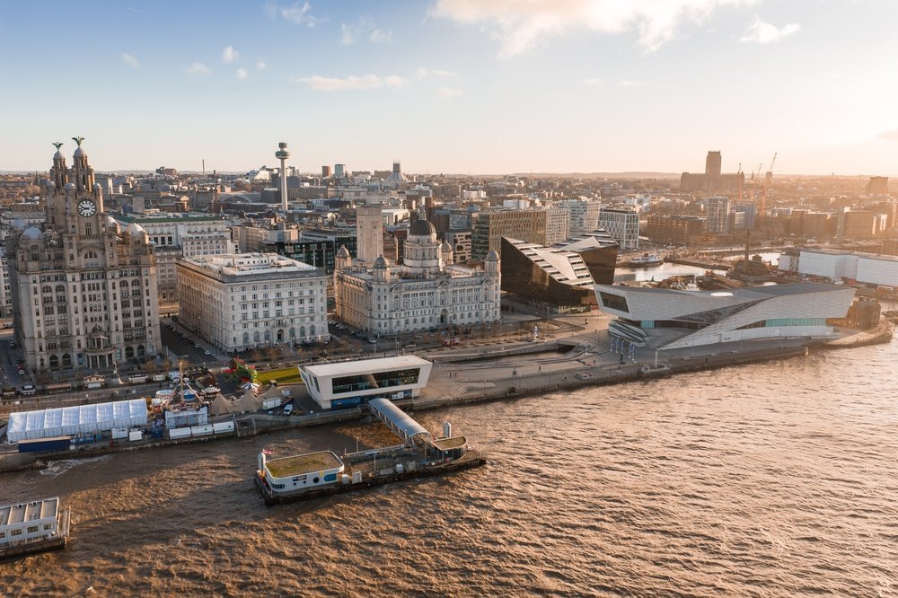 Vista aérea del paseo marítimo de Liverpool con los Three Graces y la catedral al amanecer