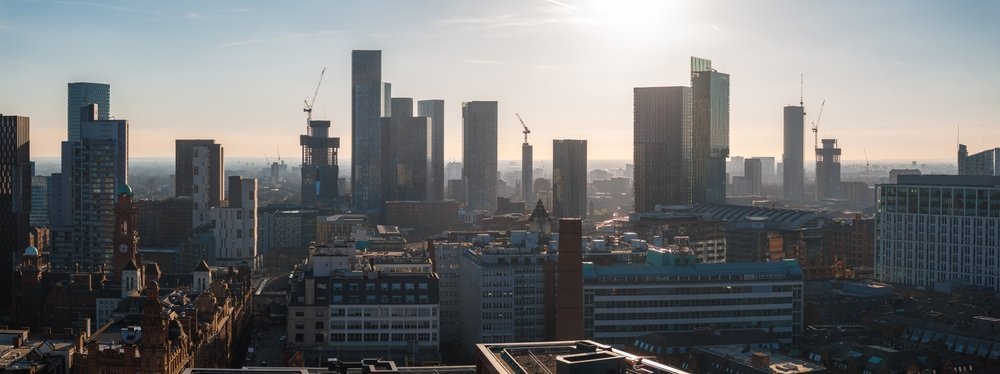 ¿Dónde alojarse en Inglaterra? Las 11 mejores zonas y buenos hoteles 21 Vista aérea del centro de Mánchester con rascacielos y edificios de ladrillo rojo