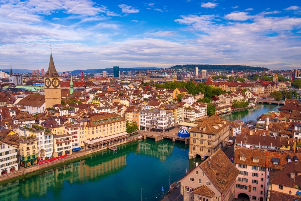 El casco antiguo de Zúrich a lo largo del río Limmat, con la Grossmünster y la Fraumünster