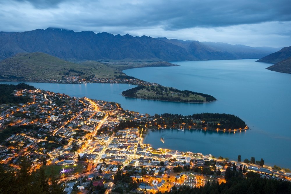 Queenstown a orillas del lago Wakatipu con la cordillera The Remarkables