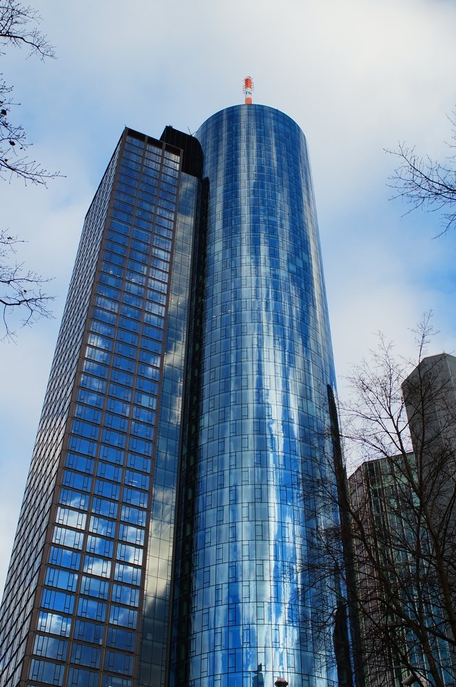 Qué ver en Fráncfort: 18 cosas que vivir entre los rascacielos y las tabernas de sidra 25 El rascacielos Main Tower con su mirador en Frankfurt