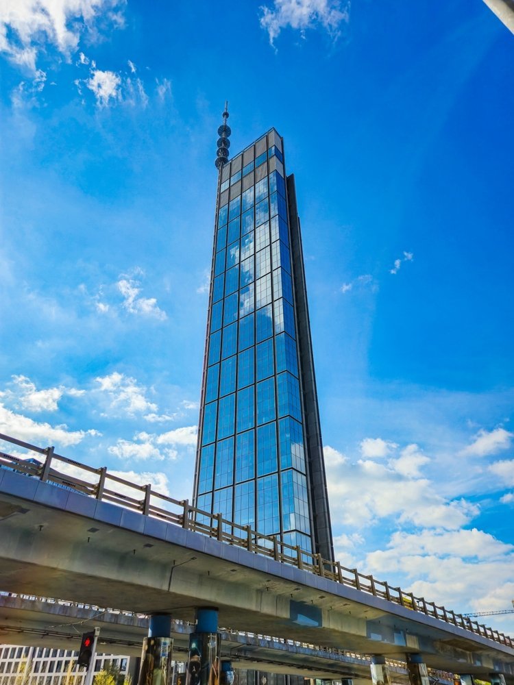 Qué ver en Varsovia: 17 cosas que hacer en la ciudad que resurgió de sus ruinas 27 Rascacielos Varso Tower con el mirador Highline Warsaw