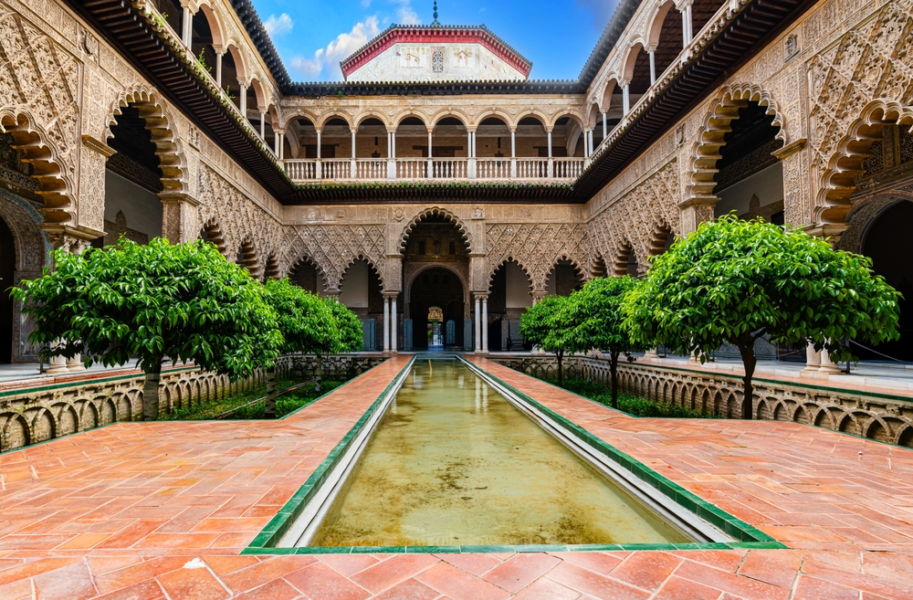 Qué ver en Sevilla: las 17 mejores cosas que hacer 20 El Patio de las Doncellas del Real Alcázar de Sevilla