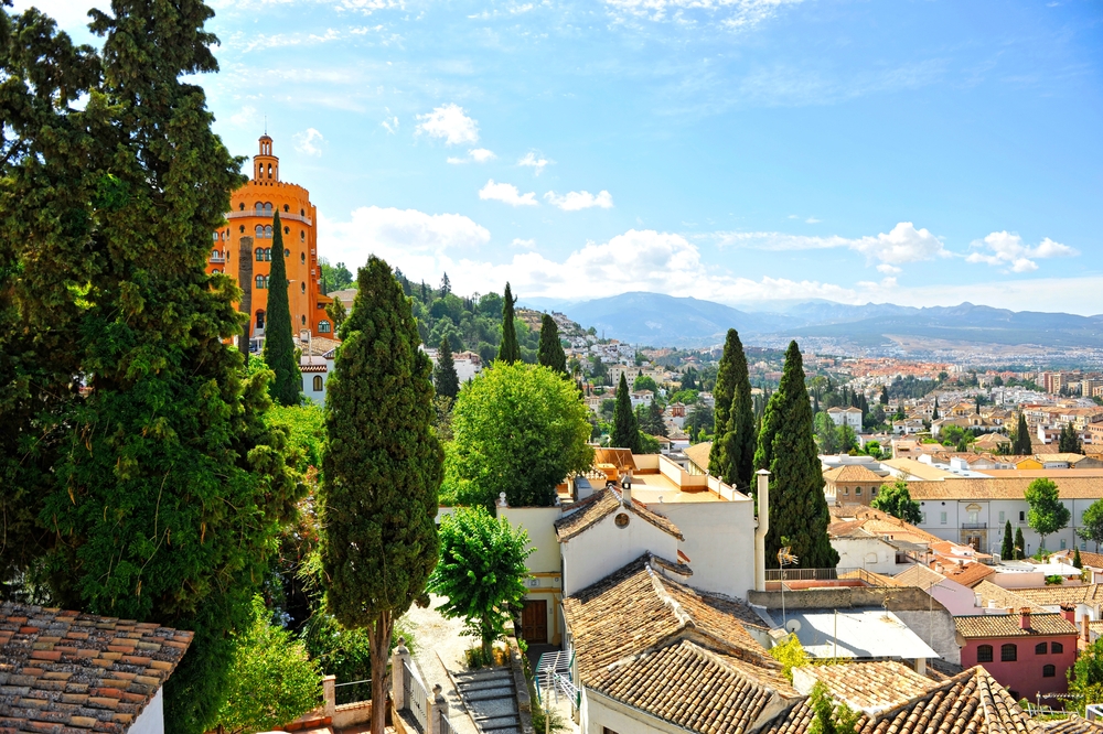 Panorámica del barrio del Realejo en Granada, con Sierra Nevada al fondo