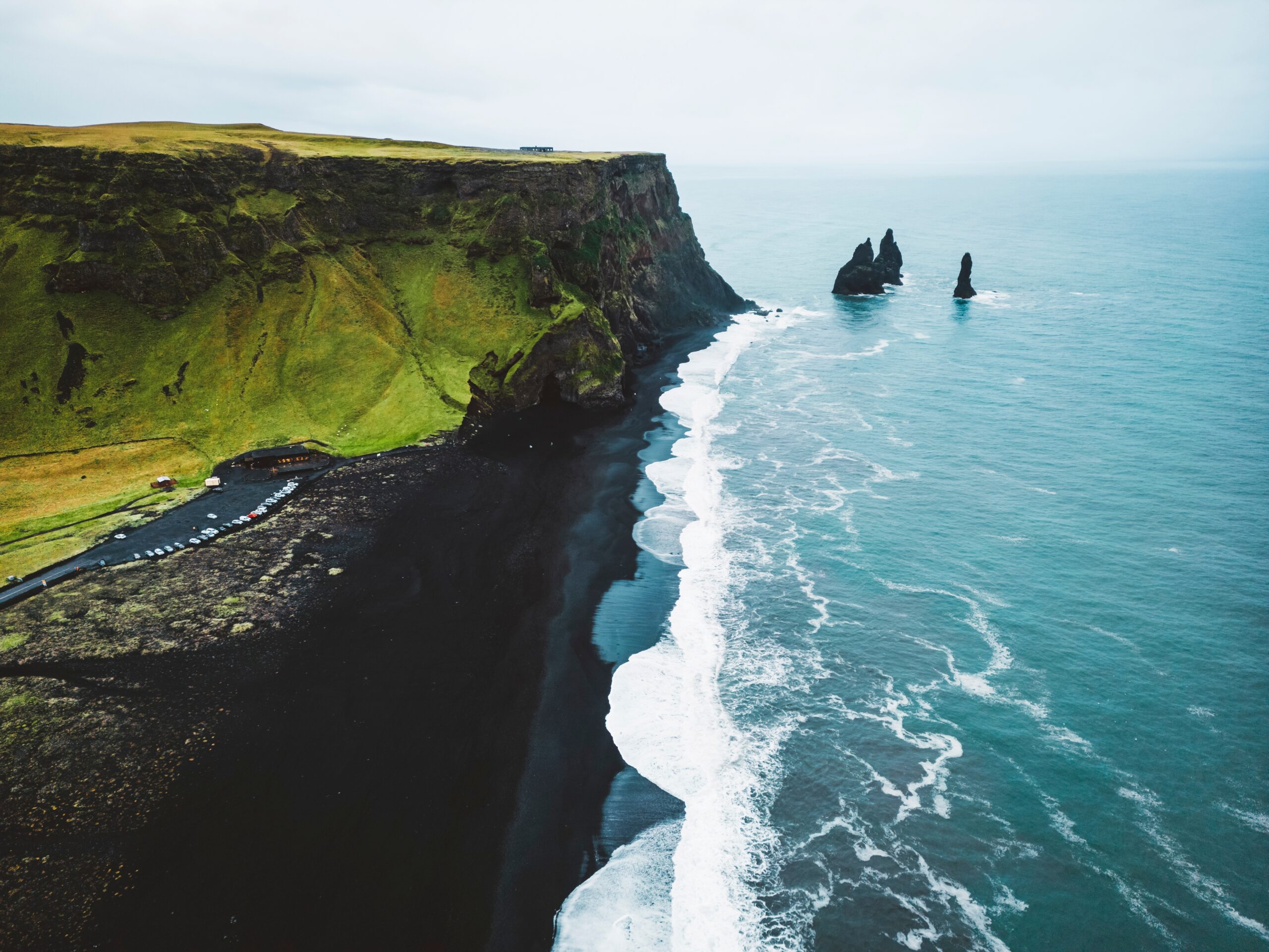 Qué ver en Islandia: las 18 mejores cosas que hacer 28 Reynisdrangar junto a la playa de Reynisfjara