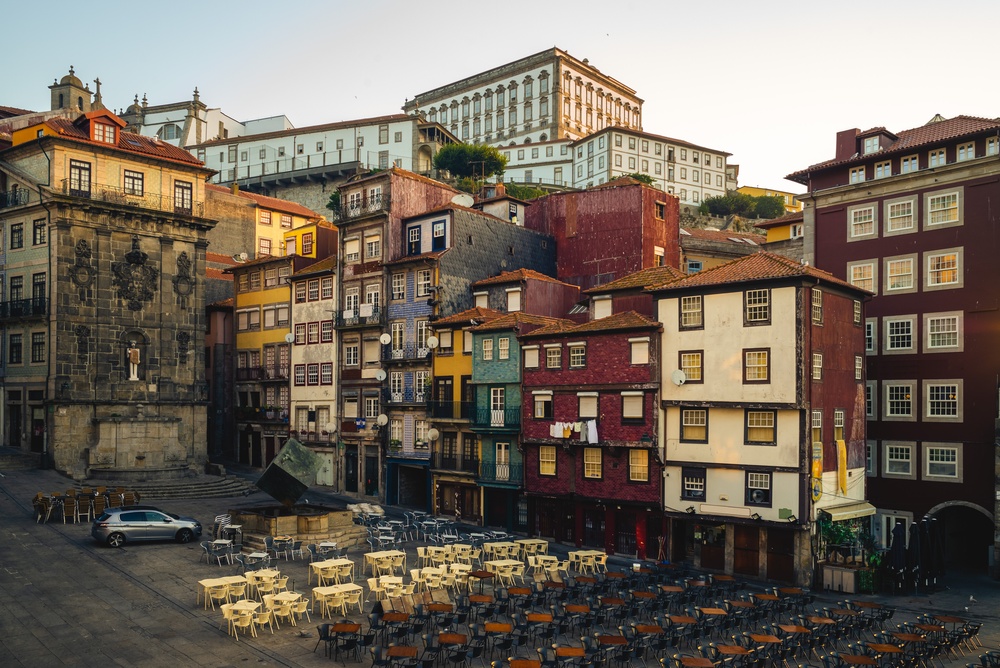 Qué ver en Oporto: las 17 mejores cosas que hacer 19 El barrio de Ribeira junto al río Duero en Oporto, con casas de colores a lo largo del Cais da Ribeira