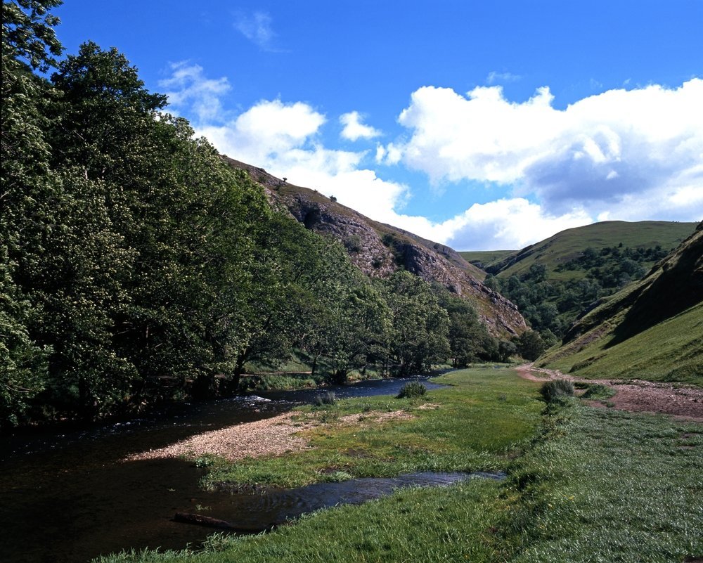¿Dónde alojarse en el Peak District? Los 6 mejores pueblos y buenos hoteles 14 El río Dove serpentea por el valle de piedra caliza de Dovedale, al norte de Ashbourne