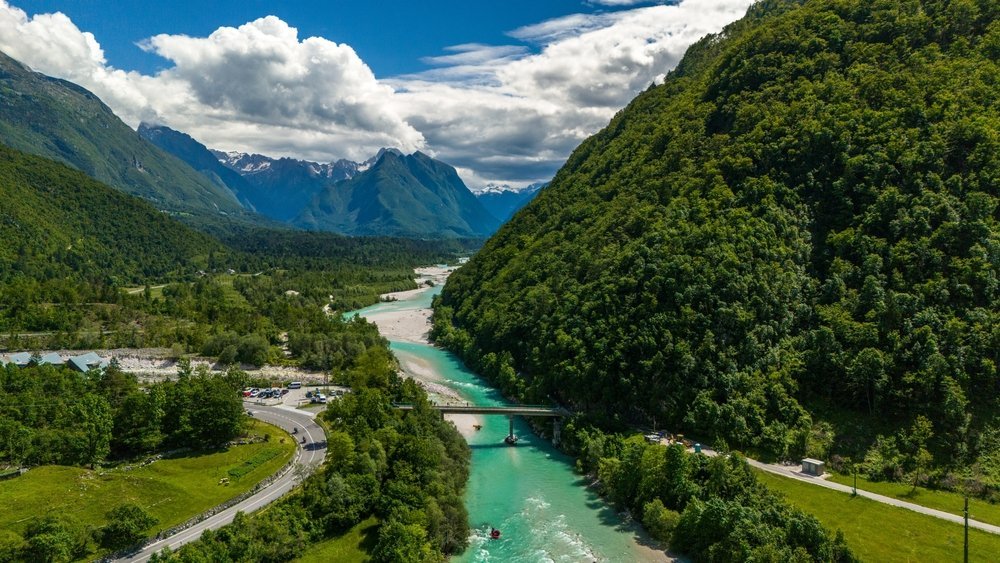 ¿Dónde alojarse en Eslovenia? Las 6 mejores zonas y buenos hoteles 12 El río Soča, de color verde esmeralda, junto a Bovec en el valle del Soča