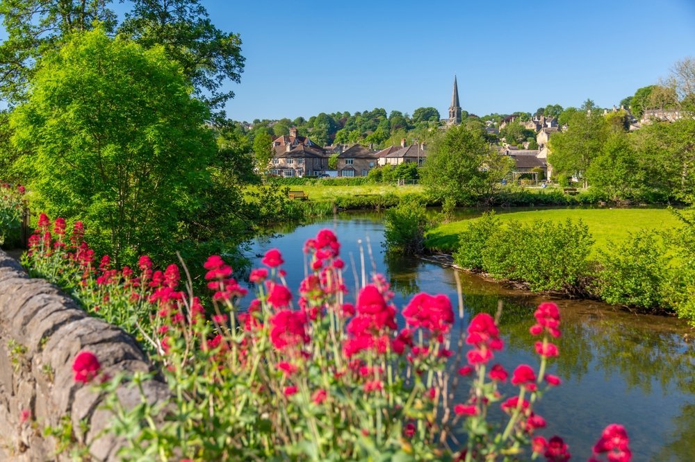 ¿Dónde alojarse en el Peak District? Los 6 mejores pueblos y buenos hoteles 9 El río Wye atraviesa Bakewell con la iglesia de All Saints en la colina