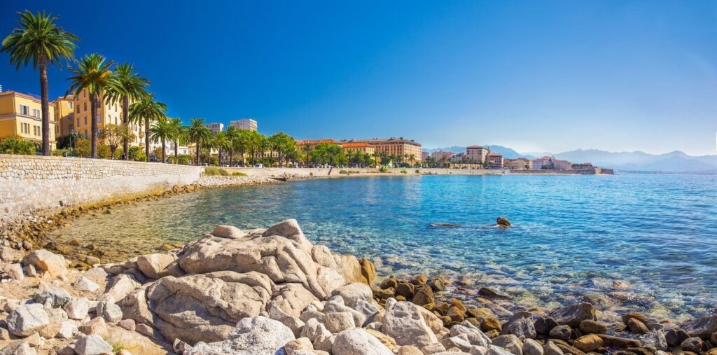 ¿Dónde alojarse en Francia? Las 12 mejores zonas y buenos hoteles 19 Rocas y agua cristalina en la costa de Ajaccio, en Córcega