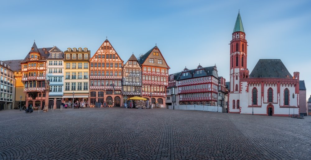 Römerberg con casas de entramado de madera y la Alte Nikolaikirche en el Old Town de Fráncfort
