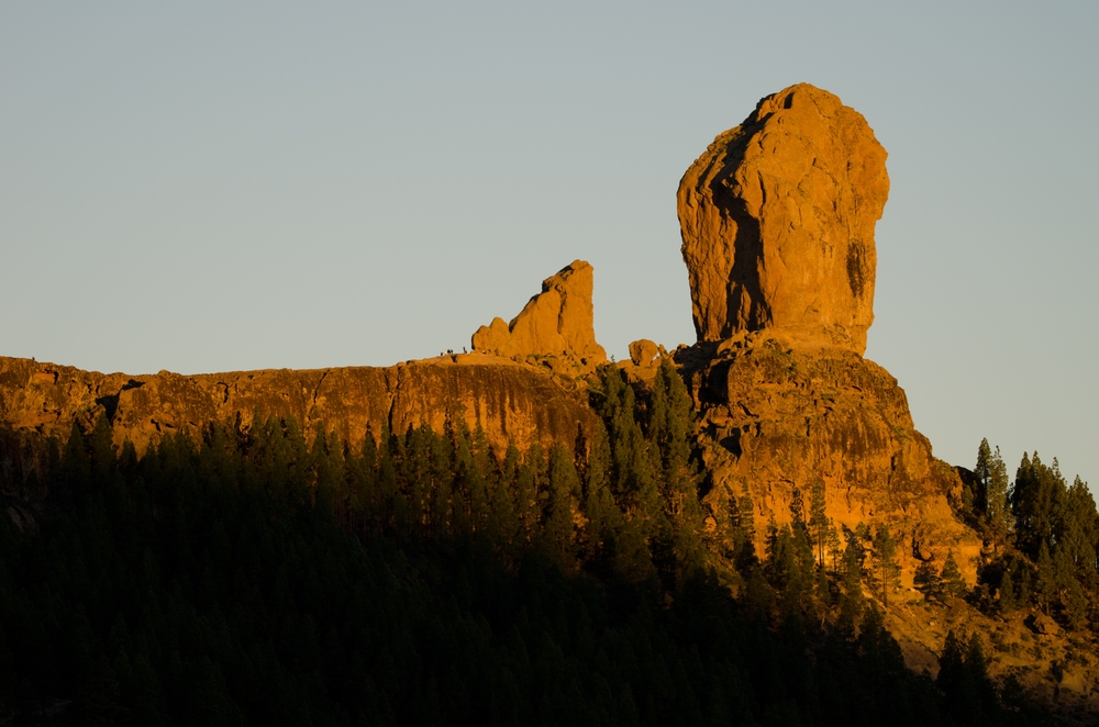 El Roque Nublo al amanecer en las montañas cerca de Tejeda, en Gran Canaria