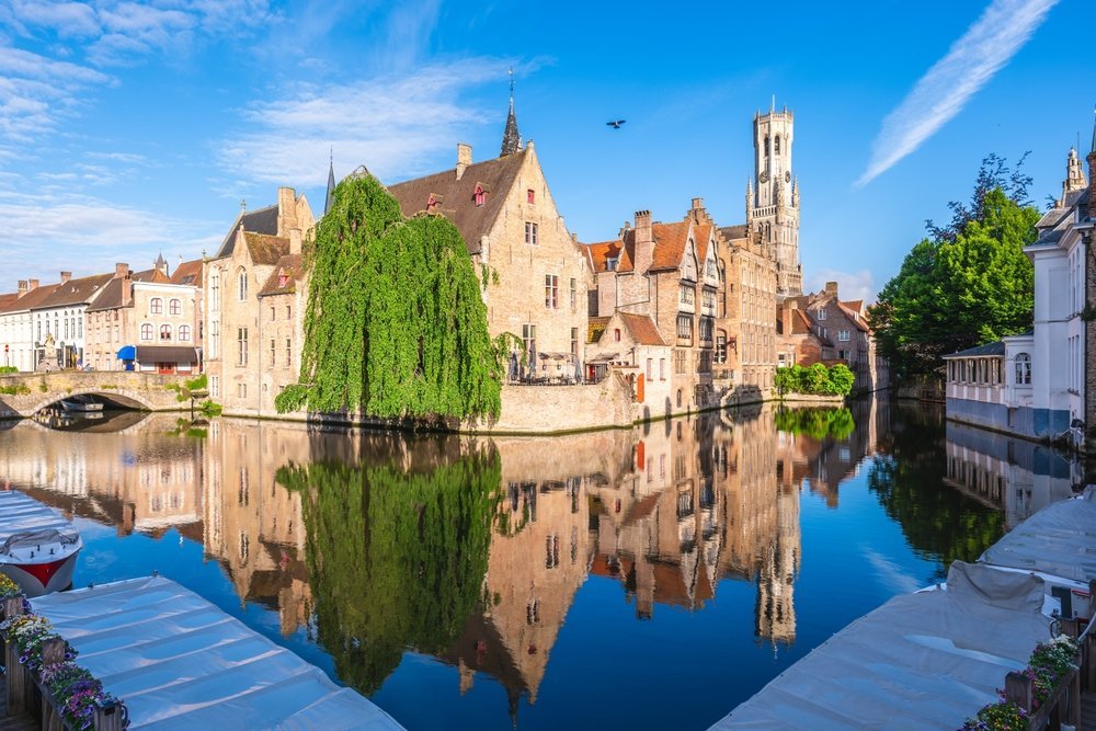 Qué ver en Bruselas: Grand Place, Atomium y la mejor cerveza y chocolate de la ciudad 31 El Rozenhoedkaai con el canal y el campanario Belfort en Brujas