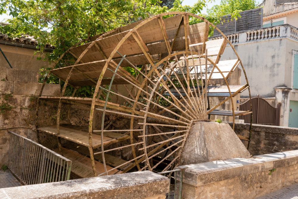 ¿Dónde alojarse en la Provenza? Los 6 mejores pueblos y buenos hoteles 13 Una rueda de molino junto al canal en L'Isle-sur-la-Sorgue, en la Provenza