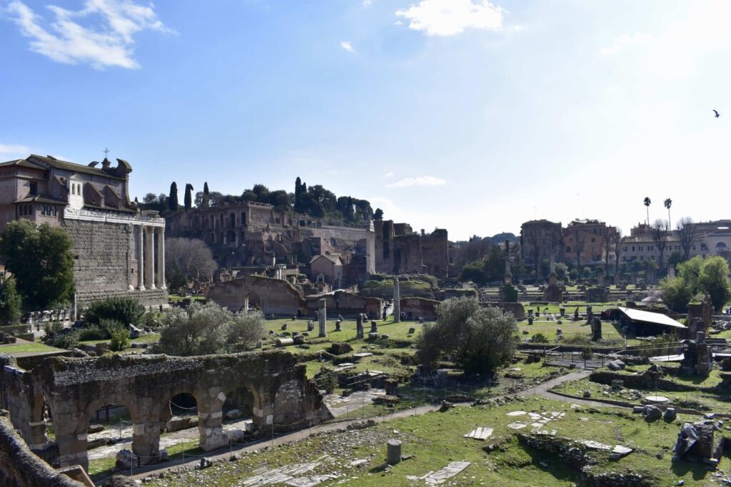 ¿Dónde alojarse en Italia? Las 14 mejores zonas y buenos hoteles 17 Las ruinas del Foro Romano en Roma