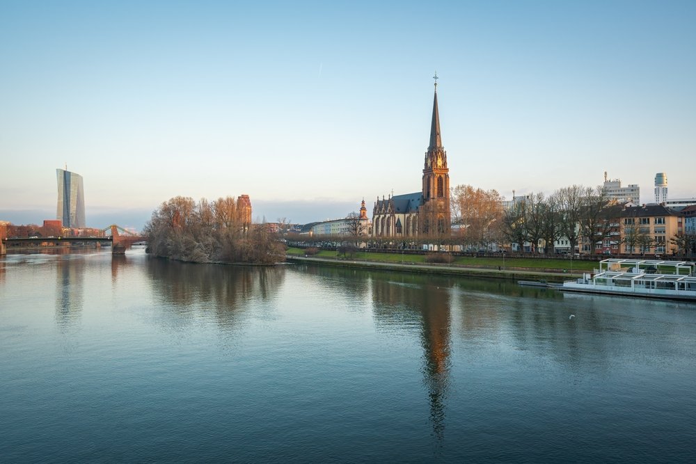 Qué ver en Fráncfort: 18 cosas que vivir entre los rascacielos y las tabernas de sidra 32 Sachsenhausen junto al Meno con la Dreikönigskirche en Frankfurt