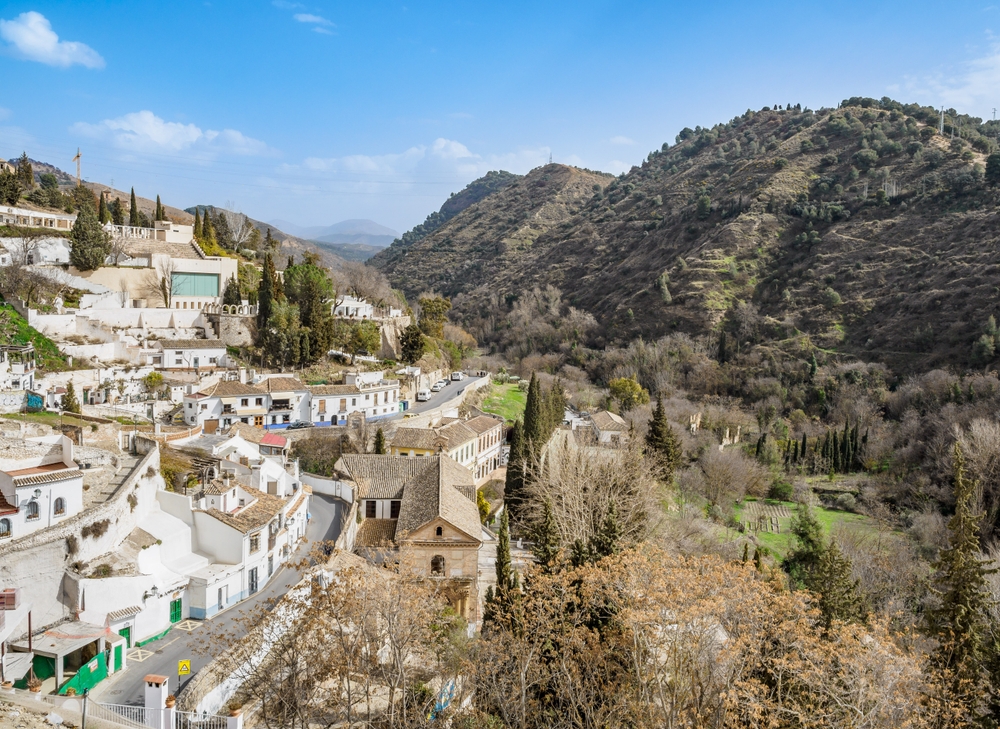 El barrio del Sacromonte en la ladera, en Granada, Andalucía