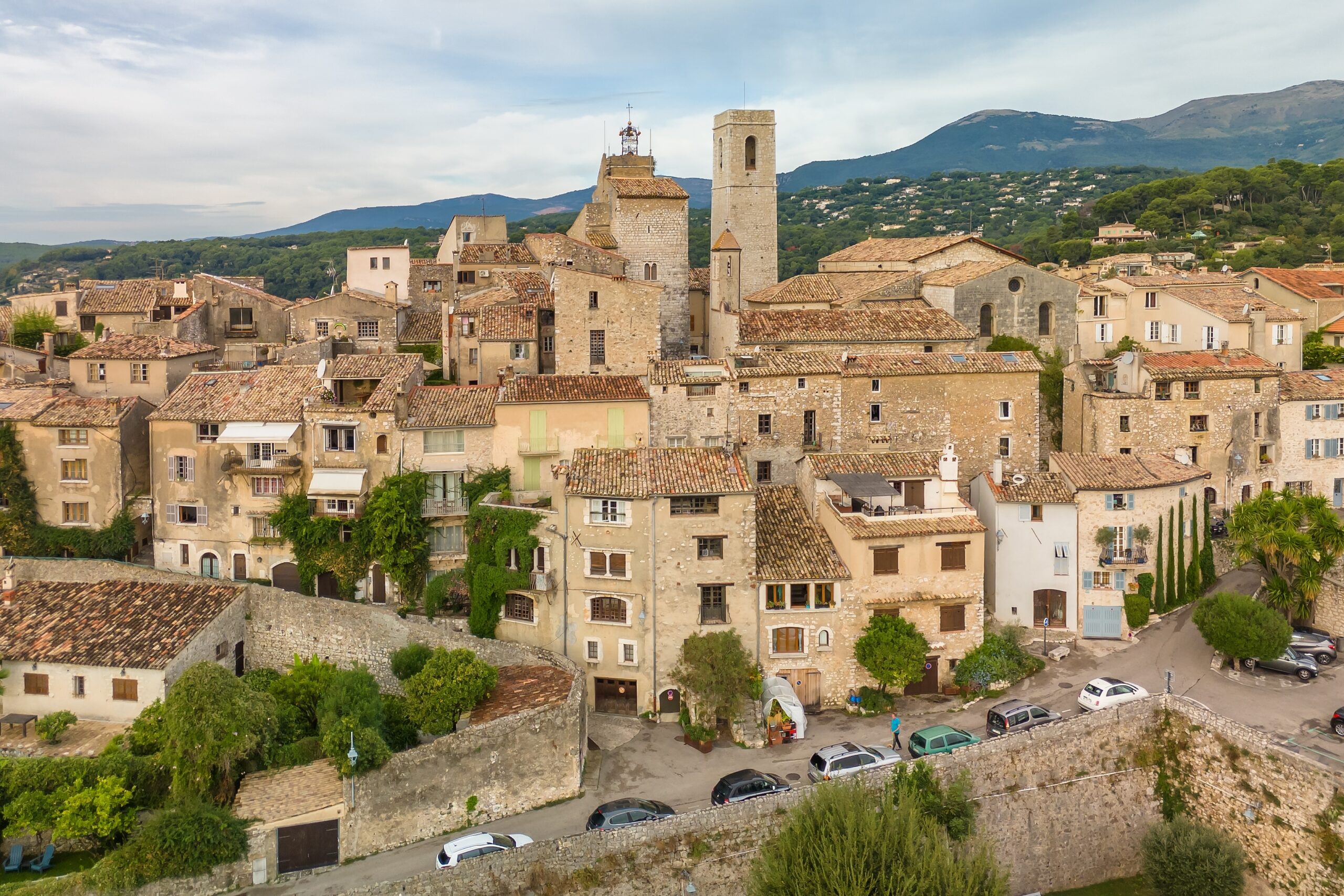 Qué ver en Niza: las 17 mejores cosas que hacer 35 El pueblo amurallado de Saint-Paul-de-Vence desde el aire
