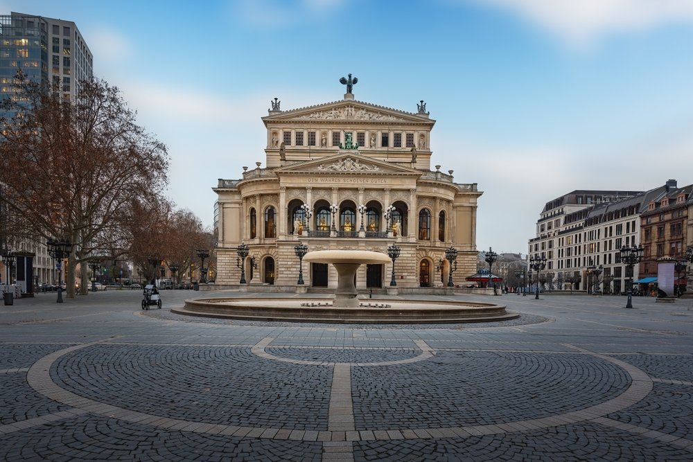 Qué ver en Fráncfort: 18 cosas que vivir entre los rascacielos y las tabernas de sidra 31 La sala de conciertos Alte Oper en Opernplatz, Frankfurt