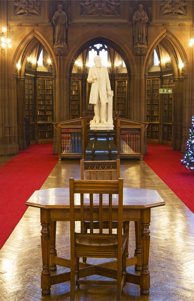 Qué ver en Manchester - las 18 mejores cosas que ver y hacer en la ciudad del fútbol y la música 30 La sala de lectura neogótica de la John Rylands Library en Manchester