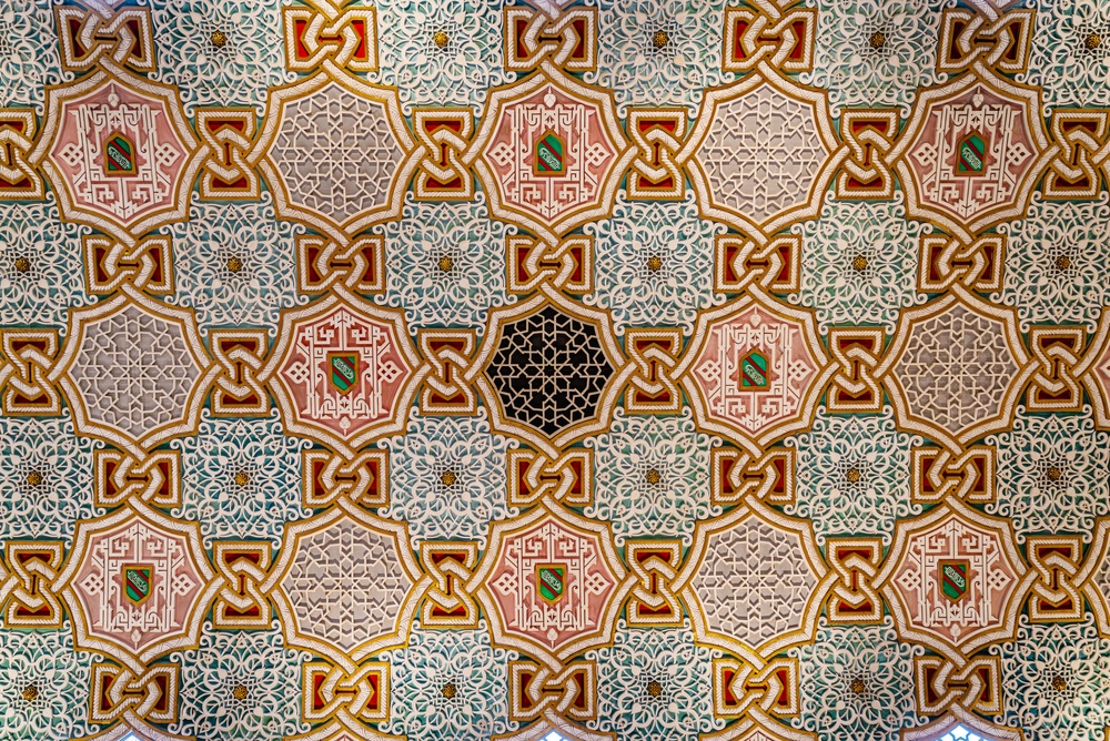 Qué ver en Oporto: las 17 mejores cosas que hacer 26 El ornamentado Salón Árabe, Salão Árabe, en el interior del Palácio da Bolsa de Oporto