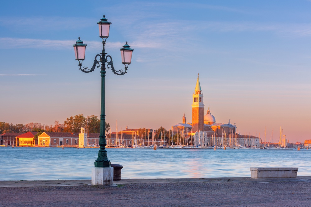La isla de San Giorgio Maggiore con su iglesia vista desde el paseo de Venecia