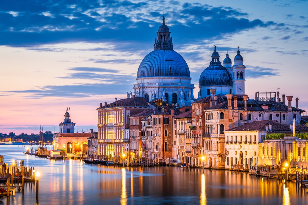 Santa Maria della Salute junto al Gran Canal de Venecia al anochecer