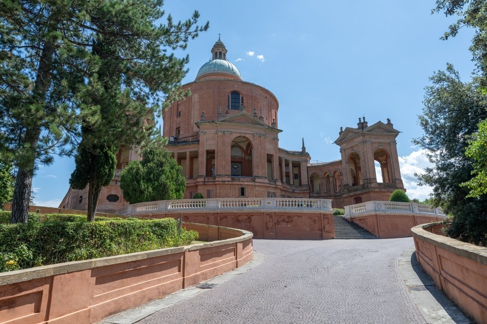 Qué ver en Bolonia: las 17 mejores cosas que ver, probar y hacer en la capital gastronómica de Italia 24 El Santuario della Madonna di San Luca en la colina sobre Bolonia
