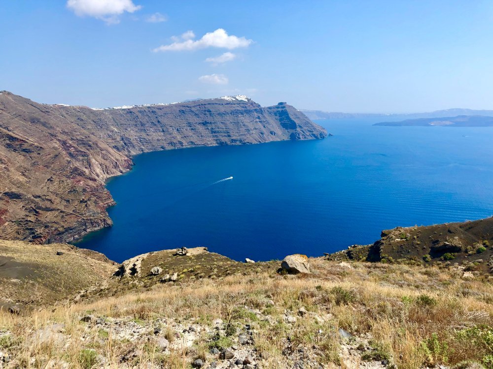 Qué ver en Santorini: 18 cosas que hacer, de la puesta de sol en Oia a las playas volcánicas 23 sendero Fira-Oia a lo largo de la caldera