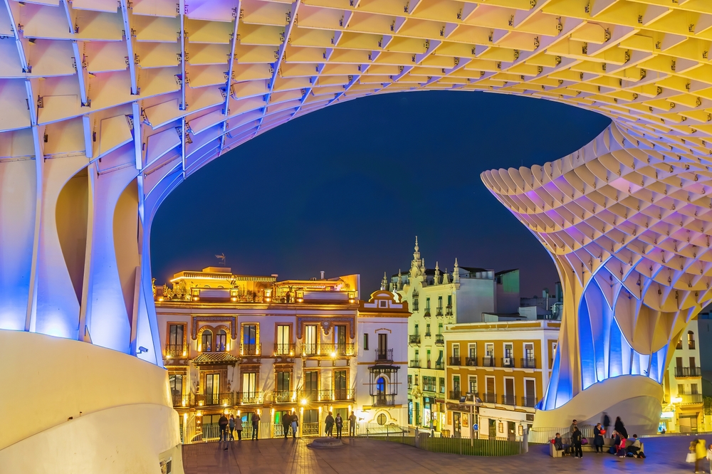 Qué ver en Sevilla: las 17 mejores cosas que hacer 25 La estructura de madera del Metropol Parasol con el perfil de Sevilla