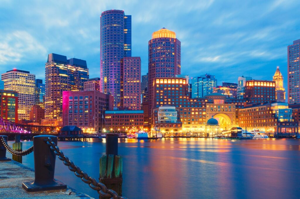 ¿Dónde alojarse en Estados Unidos? Los 15 mejores lugares y buenos hoteles 19 El skyline de Boston y el puerto junto a Rowes Wharf con la luz del atardecer