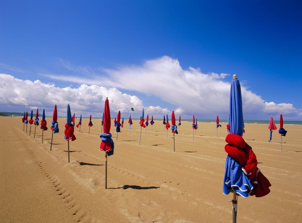 ¿Dónde alojarse en Normandía? Las 6 mejores ciudades y buenos hoteles 12 Las sombrillas de colores en la playa de Deauville, en Normandía