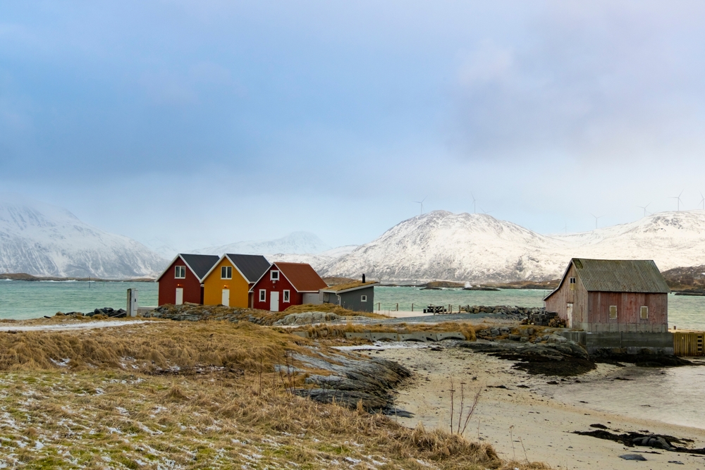 ¿Dónde alojarse en Tromsø? Las 6 mejores zonas y buenos hoteles 13 Paisaje invernal en Sommarøy con cabañas rorbu junto al agua