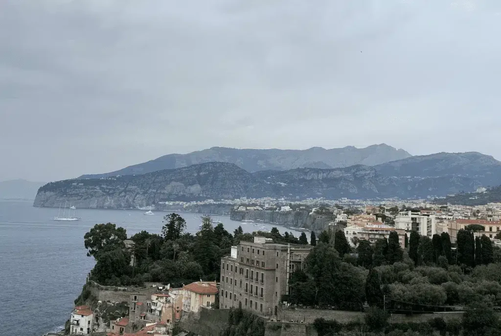 Vista de Sorrento y la costa del golfo de Nápoles