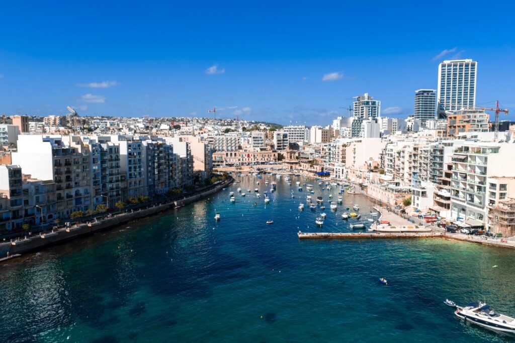 Del aeropuerto de Malta a La Valeta y a tu hotel - guía de transporte 9 Spinola Bay en St. Julian's vista desde el aire