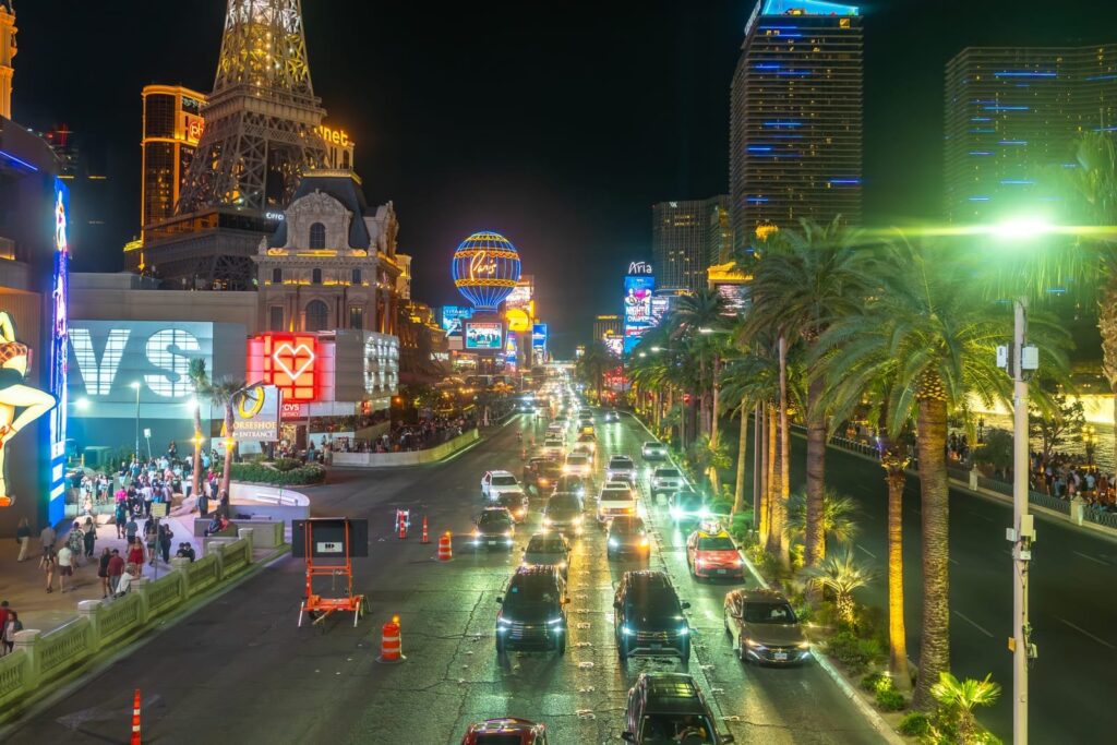 ¿Dónde alojarse en Estados Unidos? Los 15 mejores lugares y buenos hoteles 26 The Strip de Las Vegas de noche con el Paris Las Vegas y luces de neón