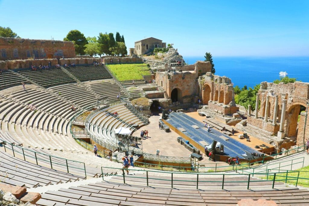 ¿Dónde alojarse en Italia? Las 14 mejores zonas y buenos hoteles 29 El teatro griego de Taormina en Sicilia con el mar al fondo