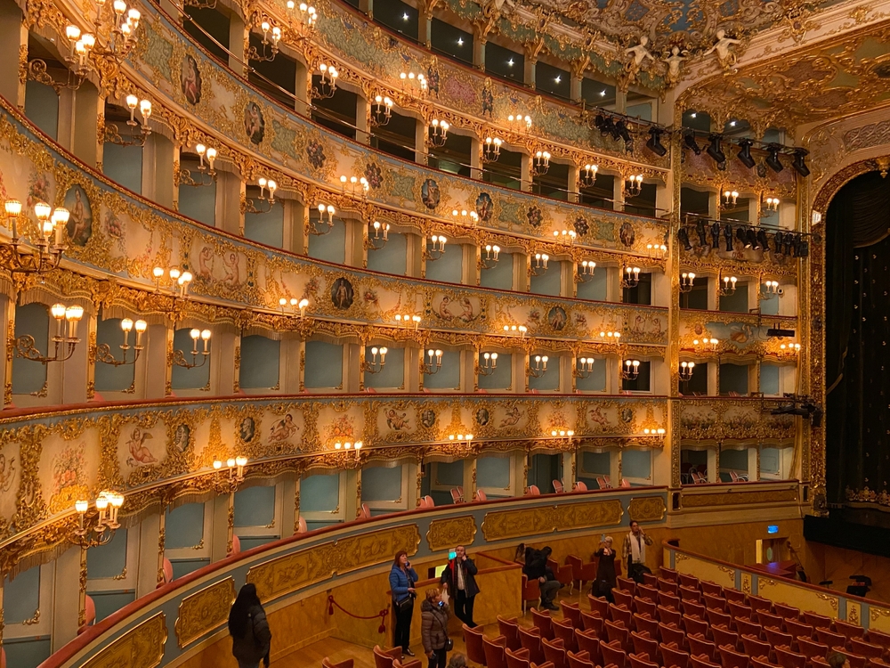 Los palcos y la sala del Teatro La Fenice en Venecia