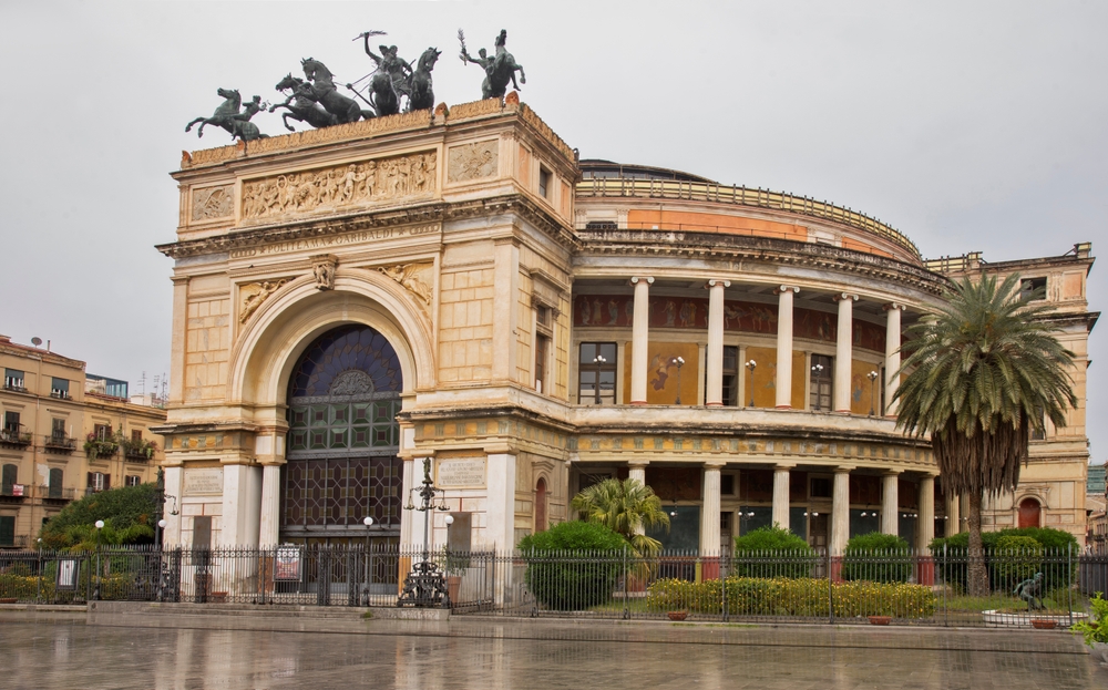 ¿Dónde alojarse en Palermo? Las 6 mejores zonas y buenos hoteles 12 El Teatro Politeama en la Piazza Ruggero Settimo, en Palermo