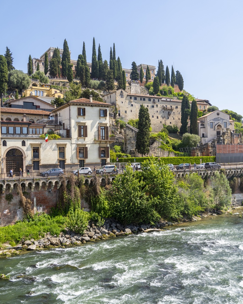 ¿Dónde alojarse en Verona? Las 6 mejores zonas y buenos hoteles 11 El Teatro Romano y el Castel San Pietro junto al río Adigio en Veronetta
