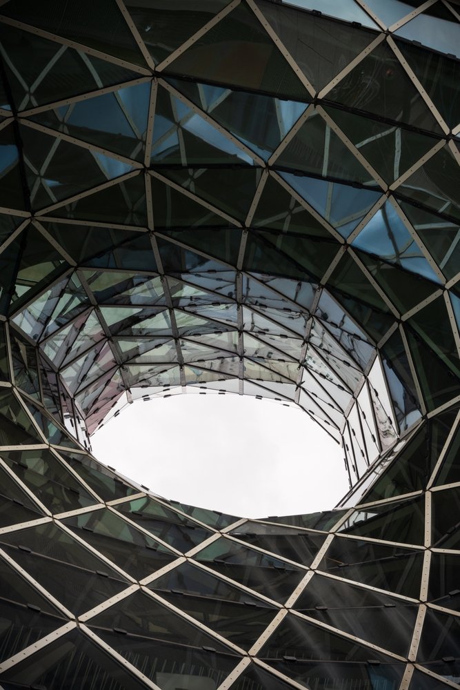 Qué ver en Fráncfort: 18 cosas que vivir entre los rascacielos y las tabernas de sidra 30 El techo de cristal en forma de embudo del centro comercial MyZeil en la Zeil de Frankfurt