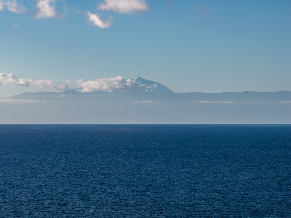 El volcán Teide de Tenerife visto sobre el Atlántico desde Gran Canaria
