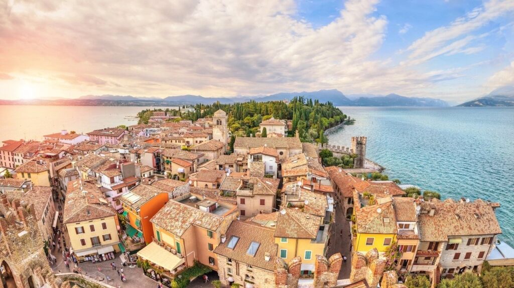 ¿Dónde alojarse en Italia? Las 14 mejores zonas y buenos hoteles 23 Los tejados del Old Town de Sirmione, en la península del lago de Garda