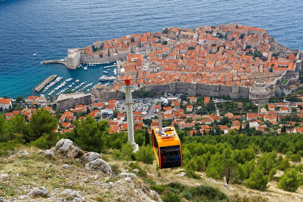 Qué ver en Dubrovnik: 18 cosas que hacer, de la muralla y Lokrum al atardecer desde el Srđ 28 Teleférico al Srđ subiendo sobre el Old Town de Dubrovnik