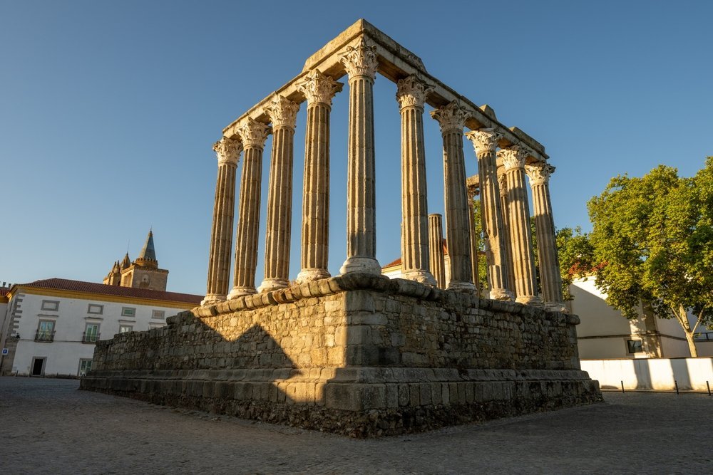 El templo romano Templo de Diana en el centro de Évora