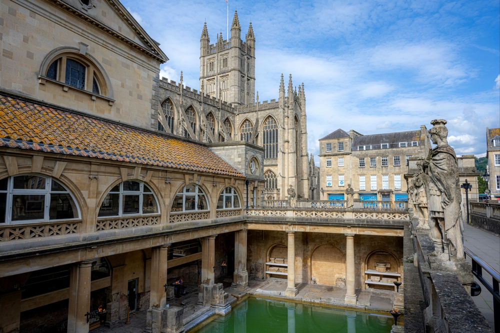 ¿Dónde alojarse en Bath? Las 6 mejores zonas y buenos hoteles 8 Las históricas Termas Romanas en el centro de Bath, con Bath Abbey al fondo