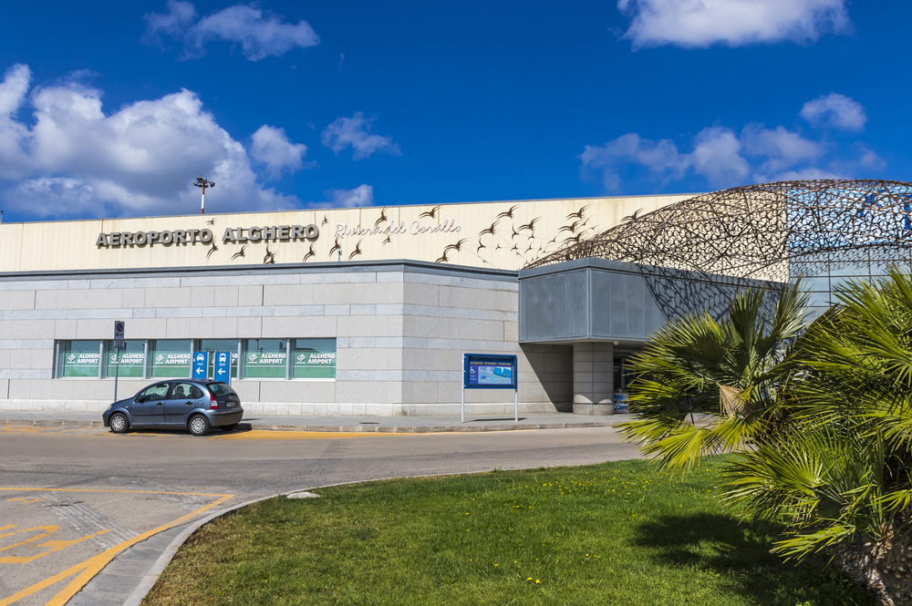 La fachada de la terminal de pasajeros del aeropuerto de Alghero-Fertilia, en Cerdeña